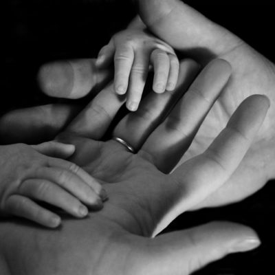 Hände: Mutter, Vater, Baby